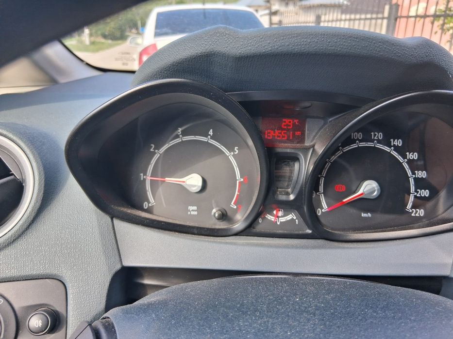 Vând Ford Fiesta