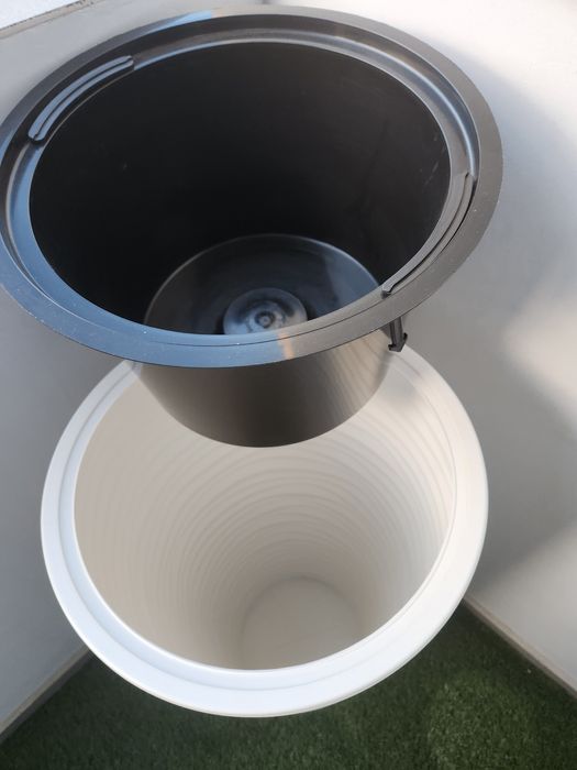 Продавам 3 броя кашпи в запазено състояние.
размери: Ф39 см, височина