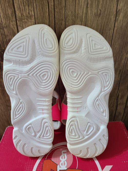 Босоножки для девочки 35размер качественные.  Новые