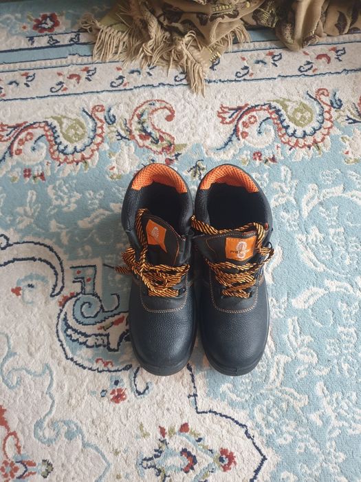 Продам спецботинки