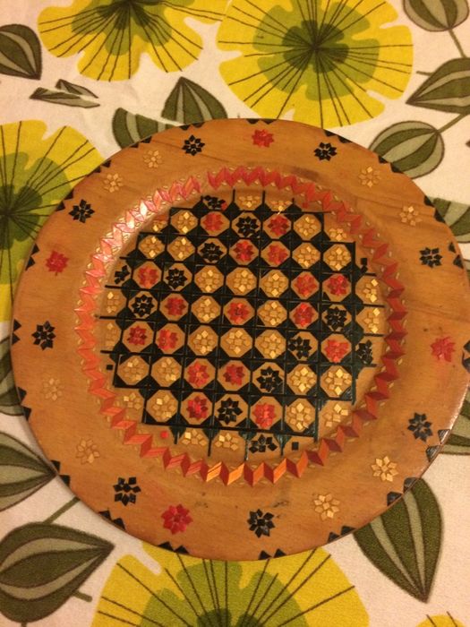 Медни и дървени декоративни предмети, месингова ваза и медна чаша.