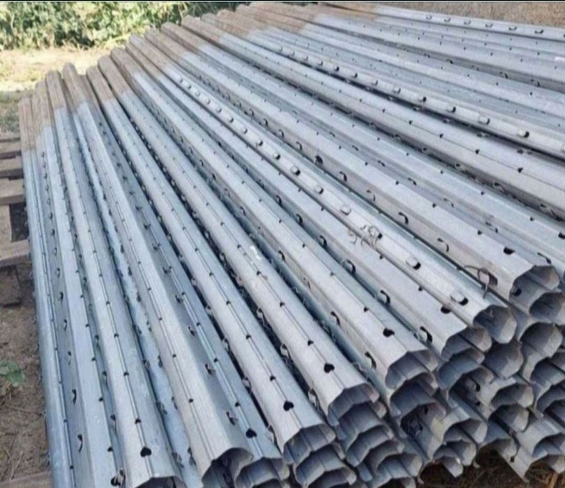 Stalpi zincati pentru gard