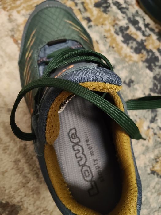 Adidași trekin Lowa  verde închis cu dungi portocalii, impermeabili, comozi număr 35 , incaltati o singura data.