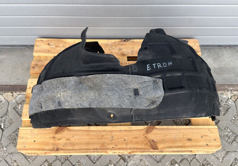 Преден десен подкалник AUDI E - TRON Q8 E - TRON 4KE853888D