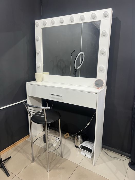 Стол для визажиста