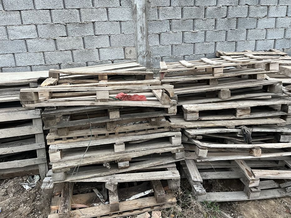 Деревянные поддоны и дрова
