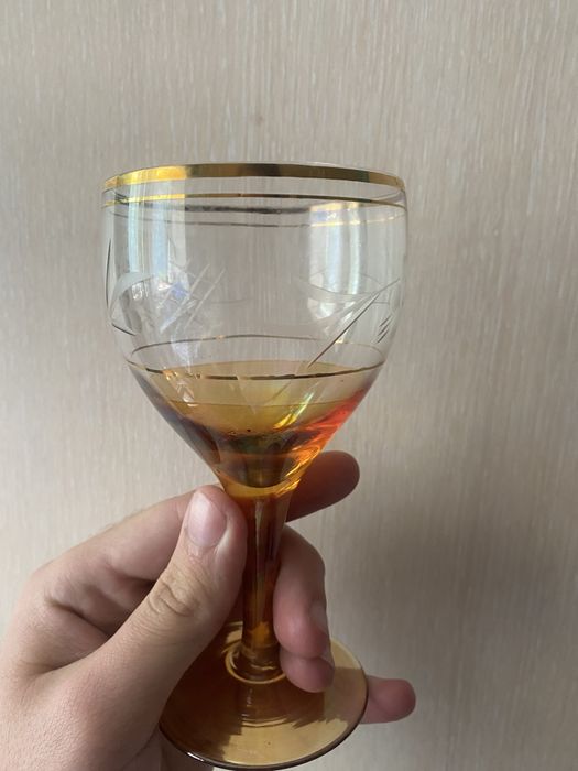 Кехлибарени ретро чаши за вино и ликьор