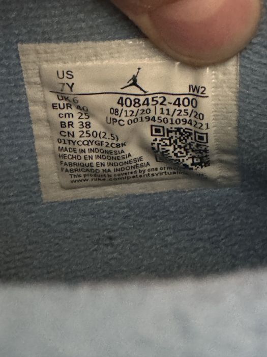 Jordan 4 University blue Marimea 40 in stoc acum