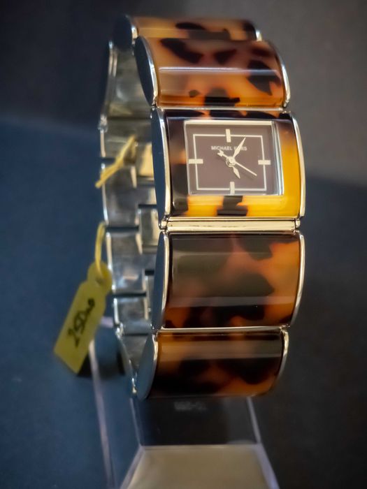 Продавам часовник Michael Kors