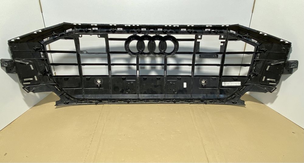 Grila centrala Audi Q8  Cod: 4M8853651 AF