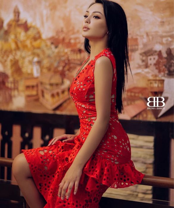 нежное красное платье