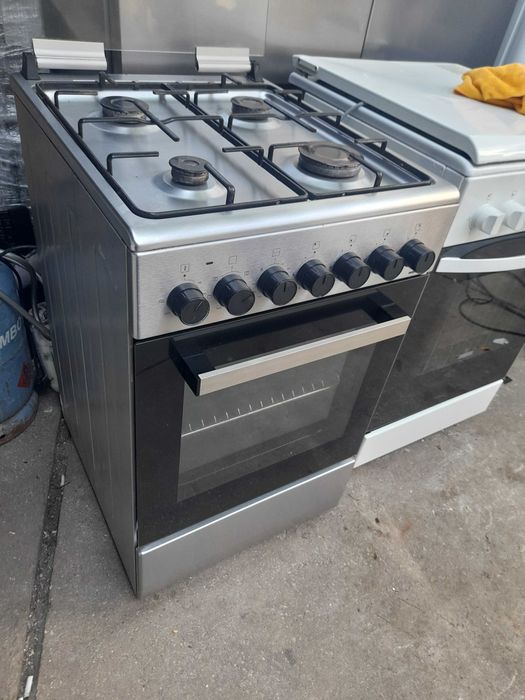 Aragaz Heinner inox-argintiu,cu cuptor electric