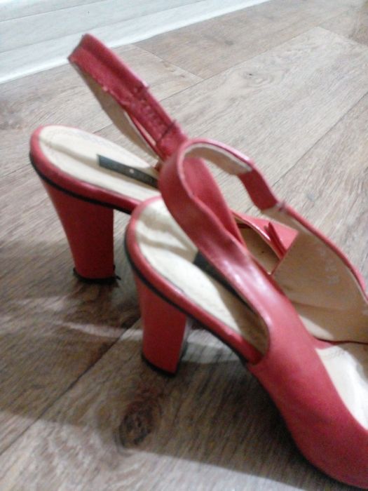 Каблук красный срочно