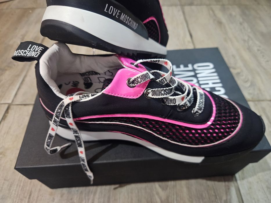 Adidasi moschino damă.