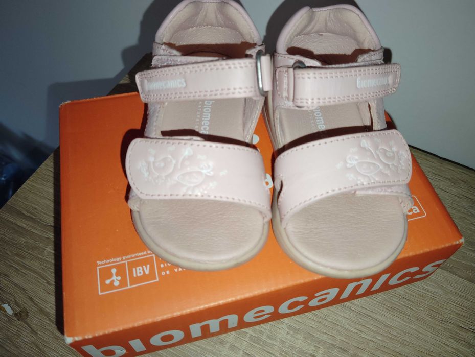 Vand sandale roz biomecanics marimea 20, noi cu etichetă