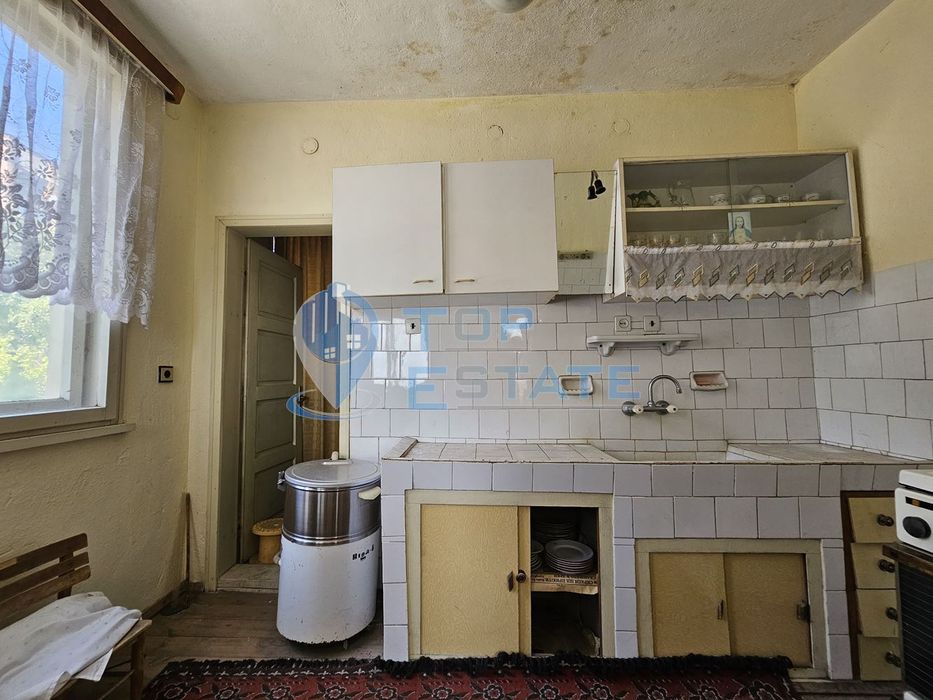 Тухлен етаж от къща с двор в град Елена