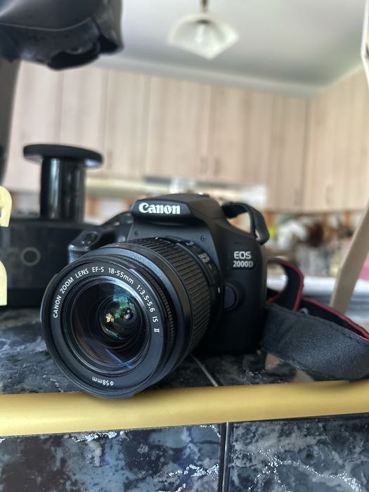 Фотоапарат Canon 2000D