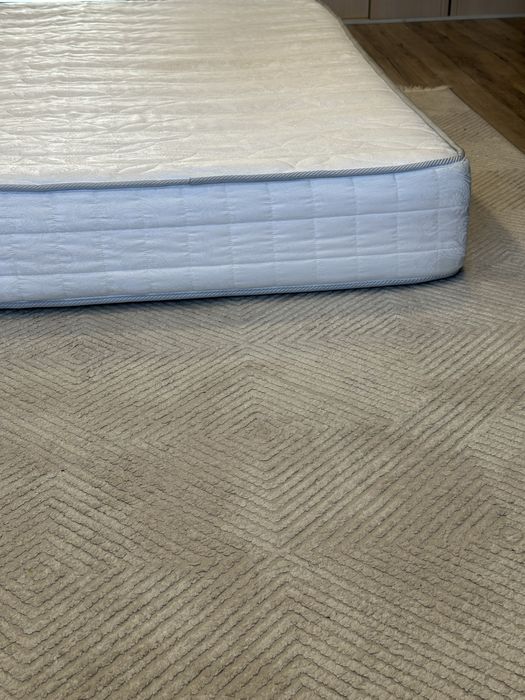 Продам матрас б/у в хорошем состоянии