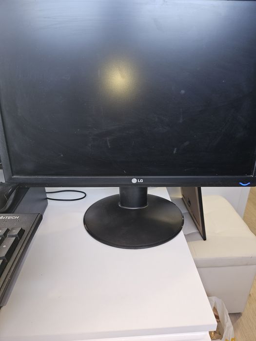 Компютър с монитор LG