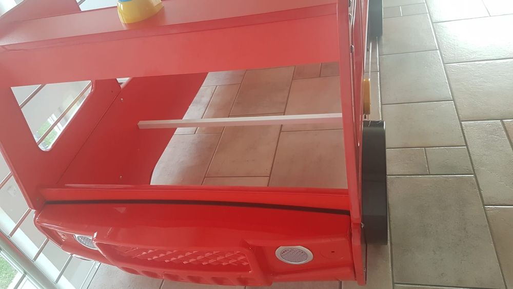 Pat in forma de masina de pompieri