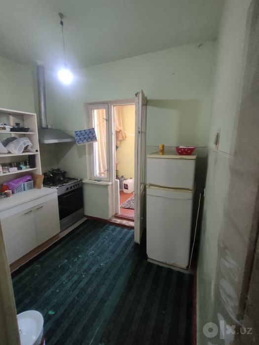 Uy sotiladi srochna bekobod 52 dom 3 xonali