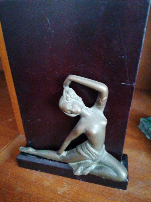 Балерина от бронз на дървен постамент и други тамент