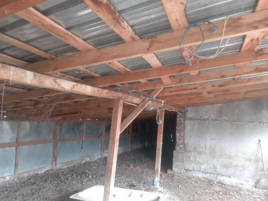 Дървен материал и ламарина