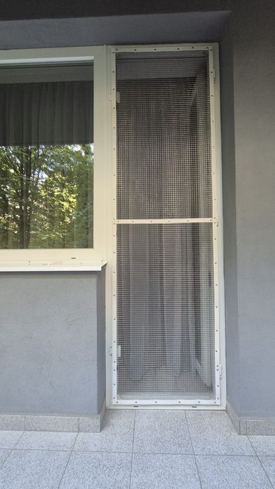 Plasa metalica pentru siguranța pisicutelor.