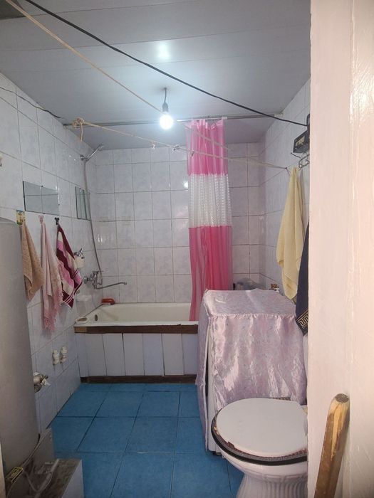 Миробадский район напротив узбума ГАИ продается три комнаты в жактовск