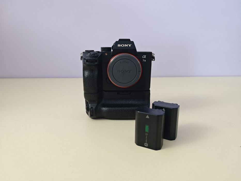 Sony A7III + Оригинален грип + 2 батерии Sony