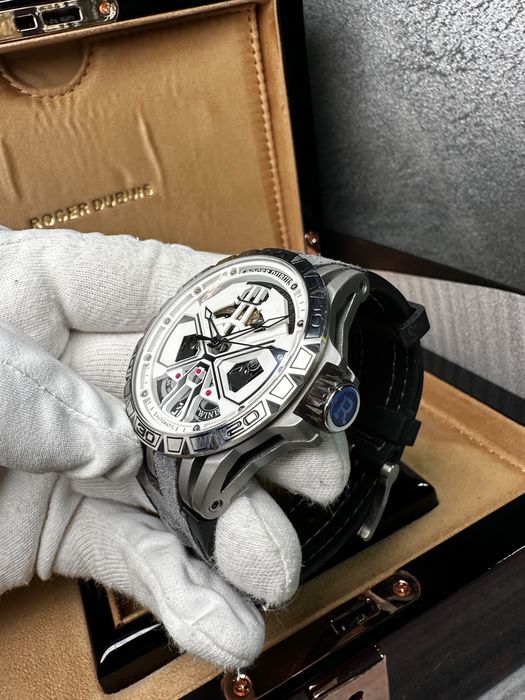 Часовник Roger Dubuis