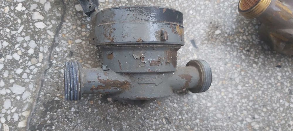 Продавам два броя стари работещи водомери