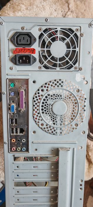 Старый компьютер без жёстких дисков