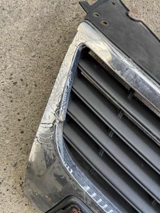Grila centrala bara fata radiator vw passat b6 fisurata cu defect