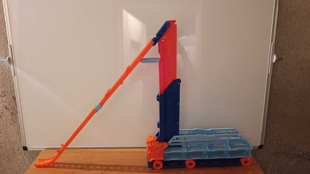 Автовоз Hotwheels с писта
