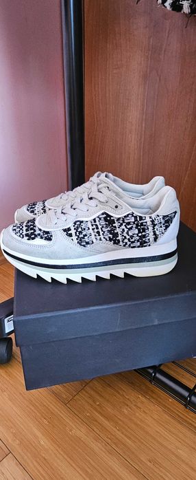 Сет сако от букле и сникърси на Zara