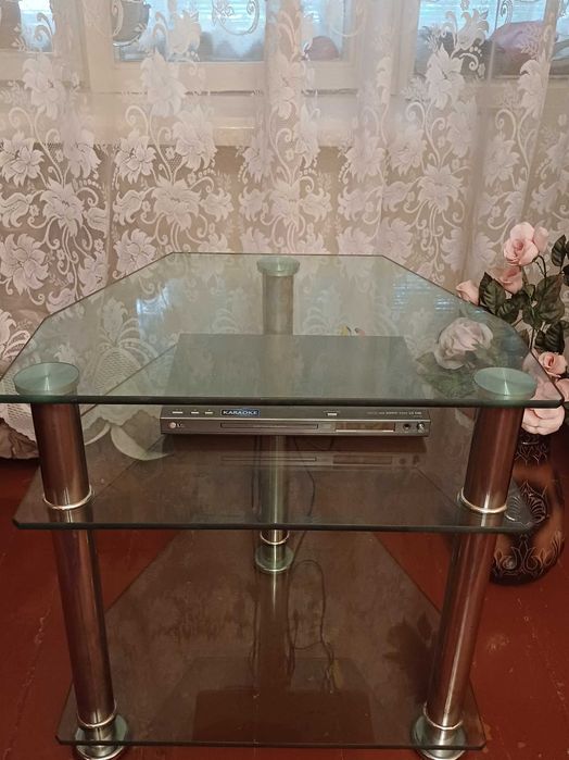 Стеклянная тумба прд телевизор.