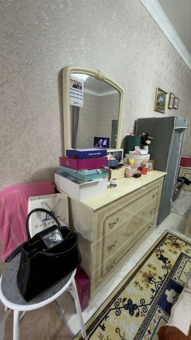 Продам комод с зеркалом