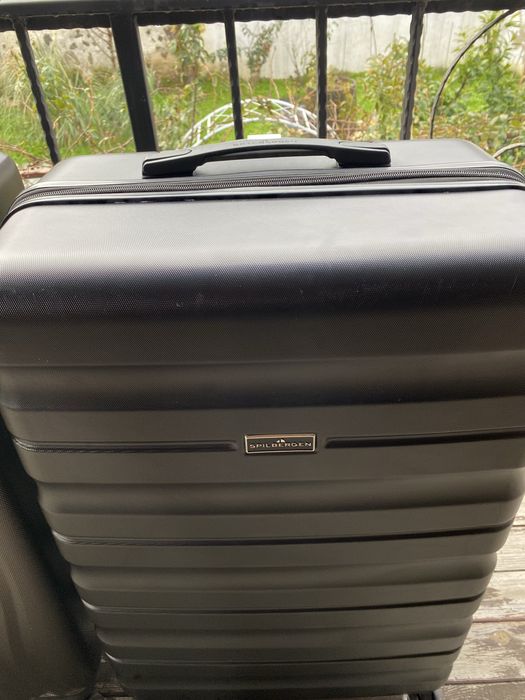 два големи куфаре