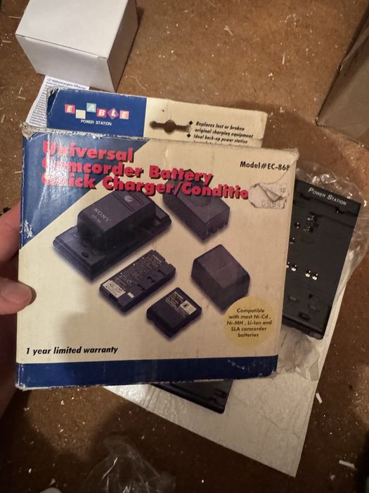 Ретро зарядно с адаптери за видеокамери