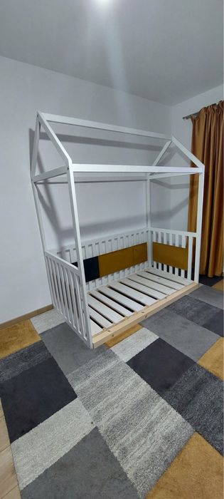 Pat montessori tip casuta pe podea pentru copii