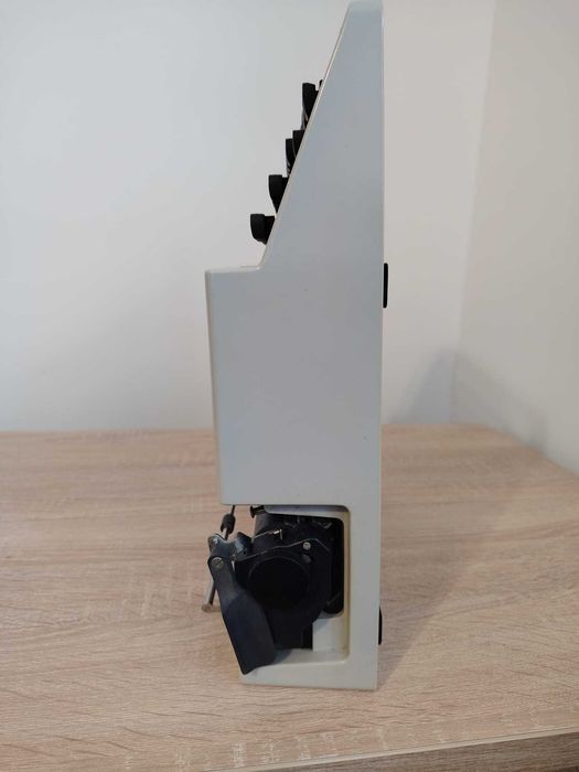 Vand masina veche de scris Olivetti