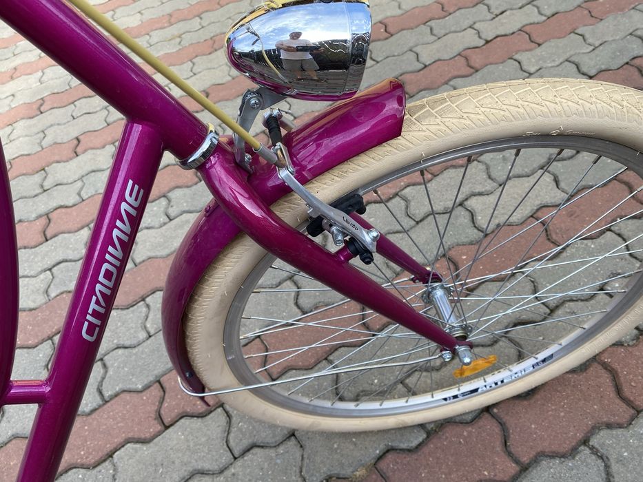 Vand 2 biciclete dama , Triumf si pegas noi nefolosite .