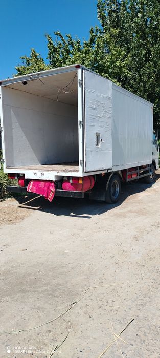 Isuzu mashinasi sotiladi