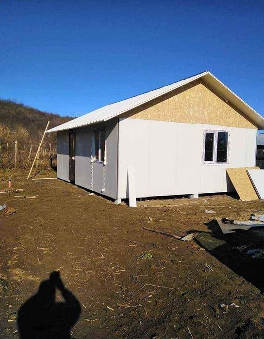Vând case de locuit pe structură metalică învelită cu panouri sandwich
