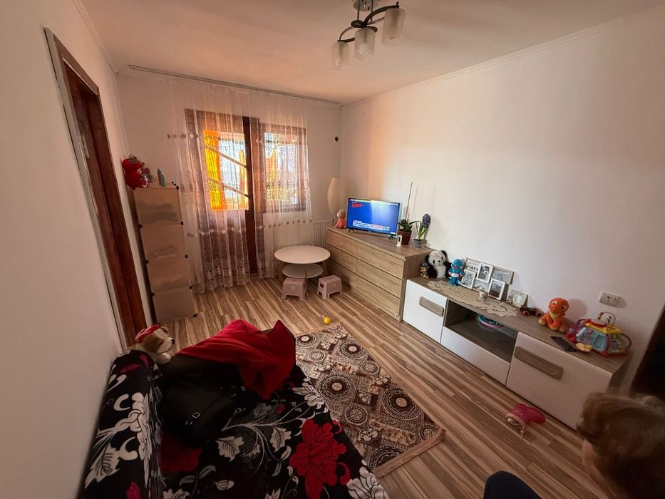 Vand apartament doua camere