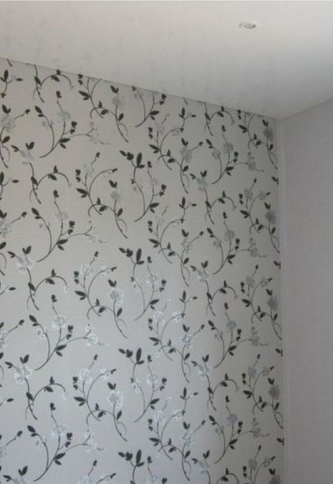 Поклейка обоев .