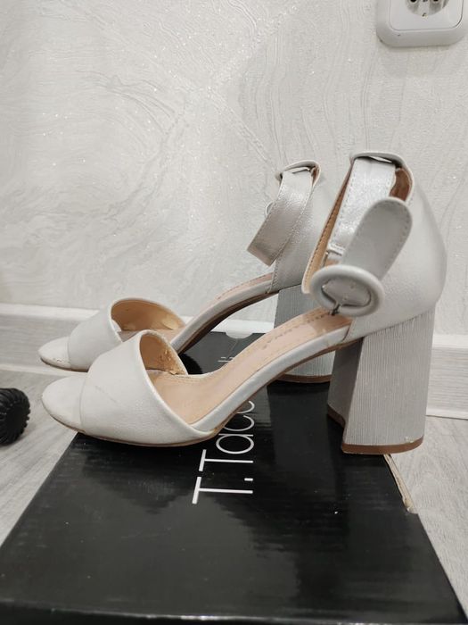 Продам 2 пары туфель