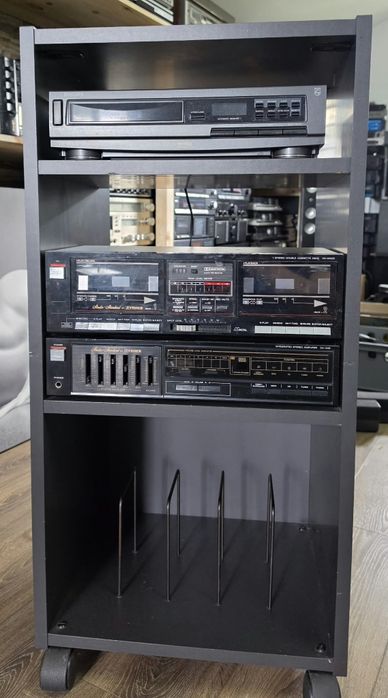 Vând o linie / sistem compusă din Rack, Deck,CD player, Amplificator cu egalizator  și boxe
