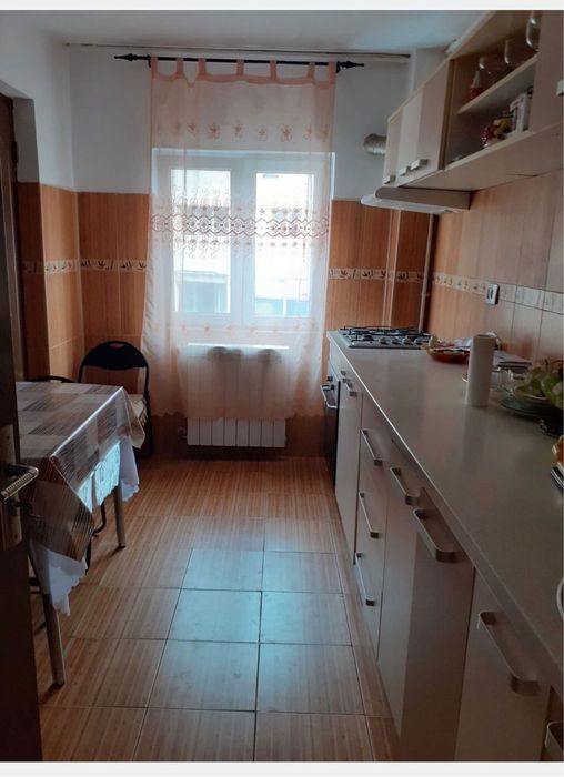 Inchiriez apartament 2 camere decomandat